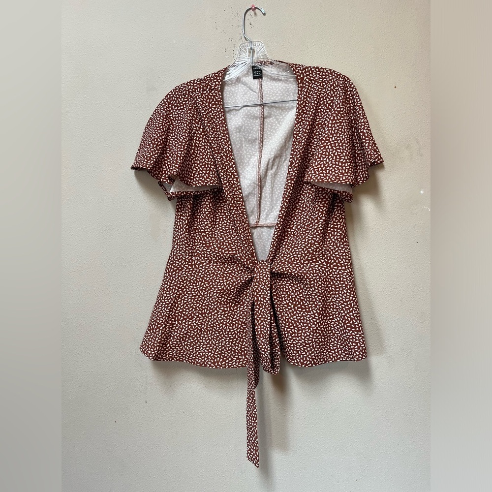 Women’s Red Brown Geometric Print Short Sleeve Tie Wrap Blouse Size Small - Picture 2 of 10